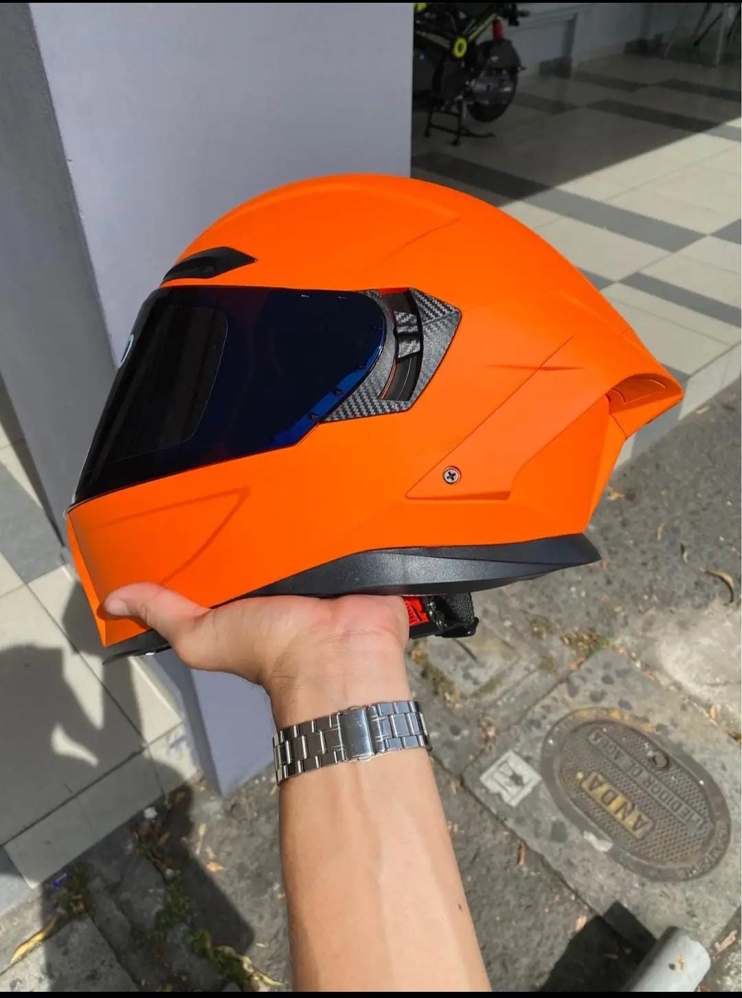 CASCO MASS EDICION NARANJA CON LUZ LED