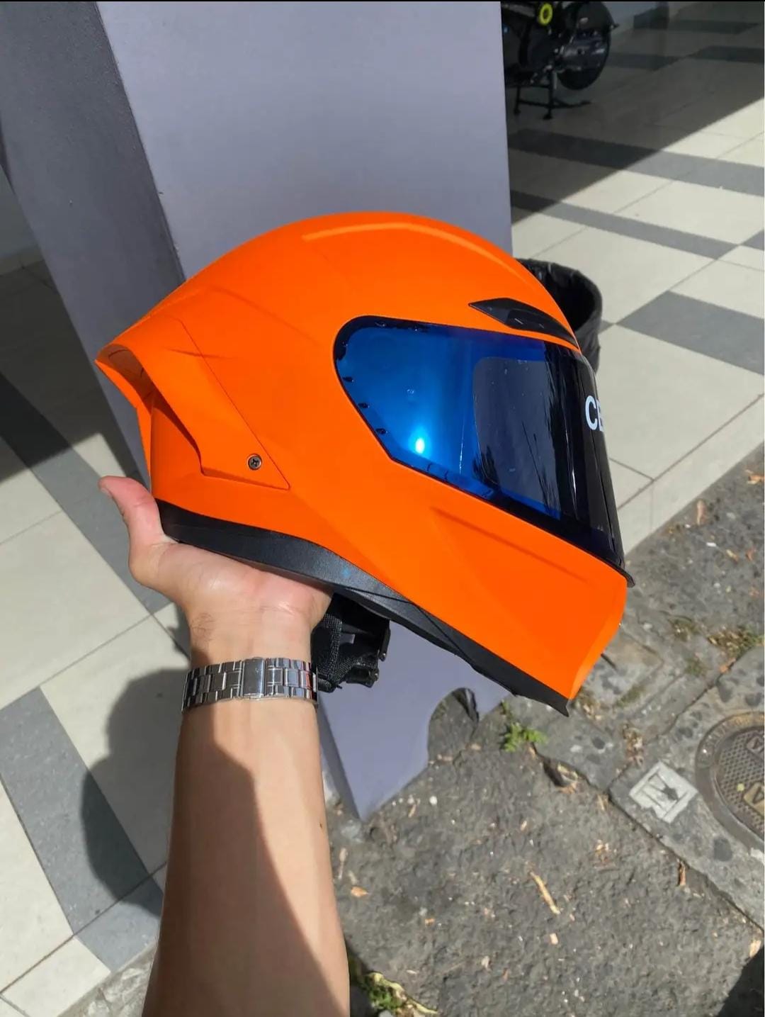 CASCO MASS EDICION NARANJA CON LUZ LED