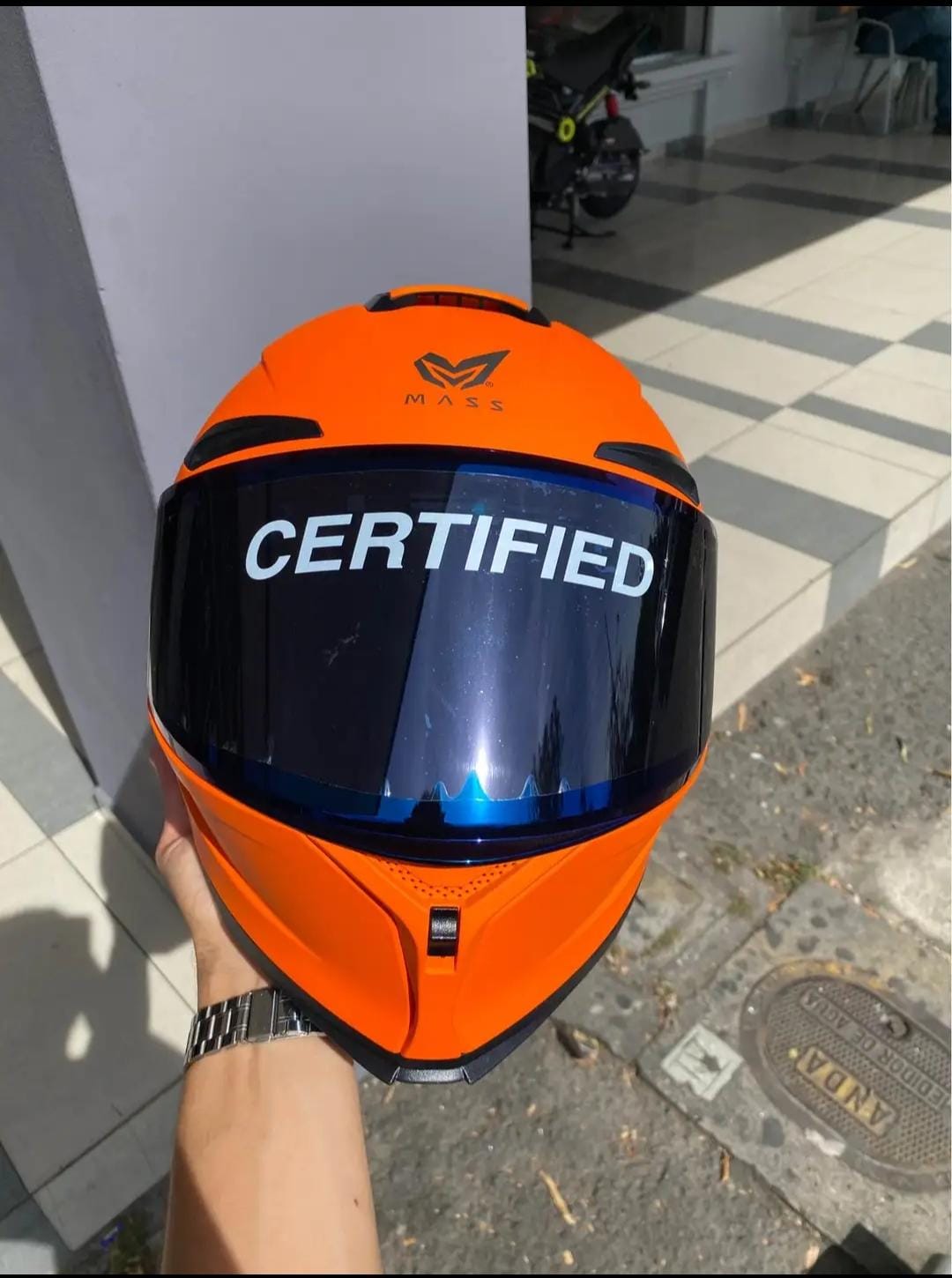 CASCO MASS EDICION NARANJA CON LUZ LED