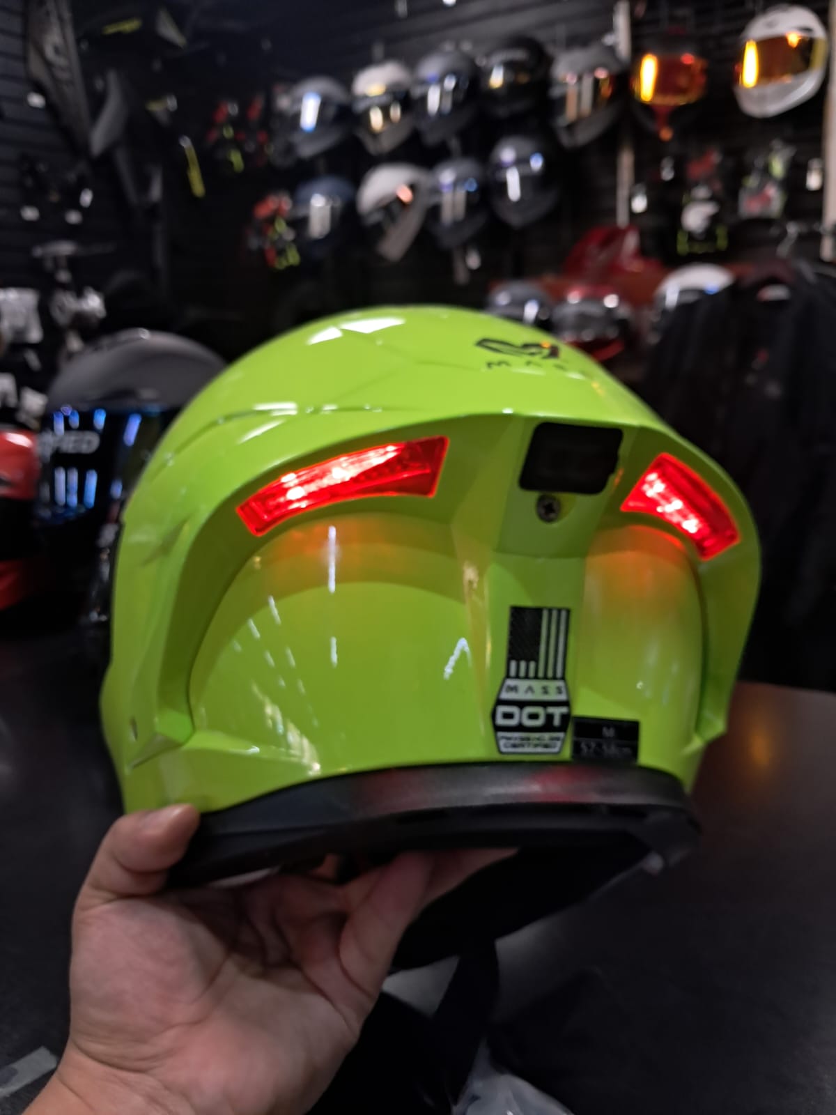 CASCO MASS EDICION VERDE CON LUZ LED