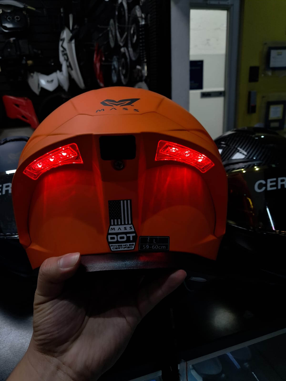 CASCO MASS EDICION NARANJA CON LUZ LED
